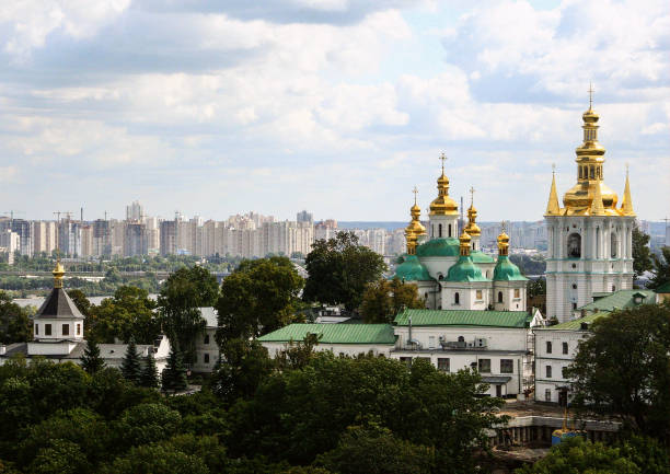 hotel "ukraina" vista finestra sulla chiesa e altri edifici. - kyiv orthodox church dome monastery foto e immagini stock