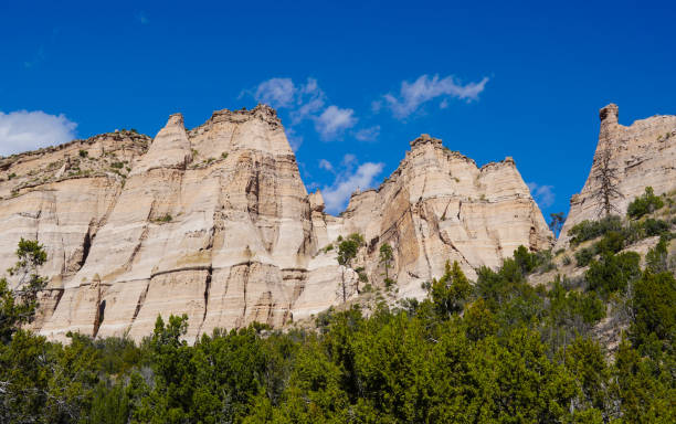 the huge sandstone cliffs of tent rocks - jemez mountains imagens e fotografias de stock