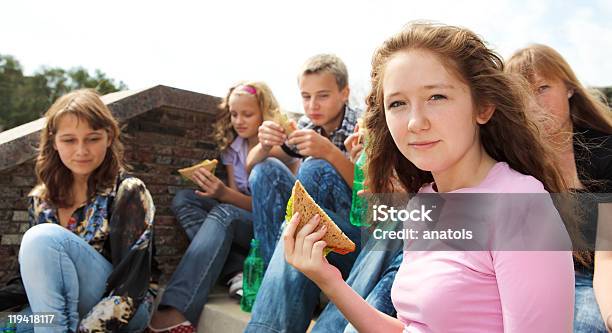 As Adolescências Comer - Fotografias de stock e mais imagens de Adolescente - Adolescente, Adulto, Alimentação Não-saudável