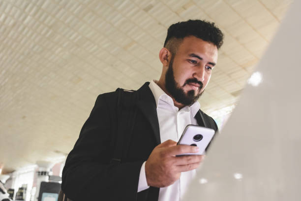 zakenman met self-service check-in op de luchthaven - self service stockfoto's en -beelden