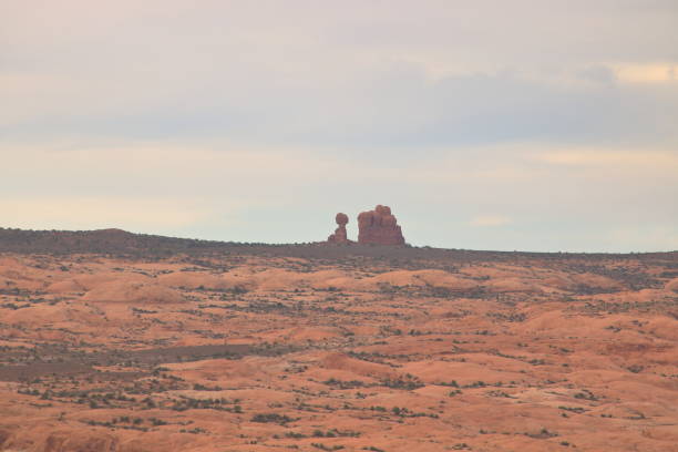 formation rocheuse équilibrée au milieu du désert, parc national des arches - usa arches national park balanced rock colorado plateau photos et images de collection