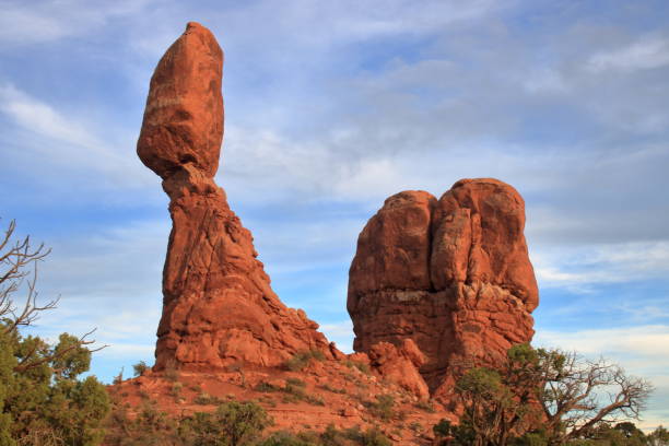 balanced rock in der dämmerung, arches nationalpark, utah - usa arches national park balanced rock colorado plateau stock-fotos und bilder