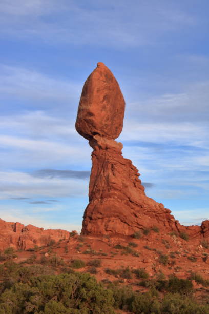 roche équilibrée au crépuscule, parc national d'arches, utah - usa arches national park balanced rock colorado plateau photos et images de collection