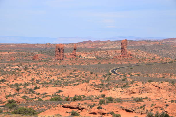 ausgewogene felsformation mitten in der wüste, arches national park - usa arches national park balanced rock colorado plateau stock-fotos und bilder