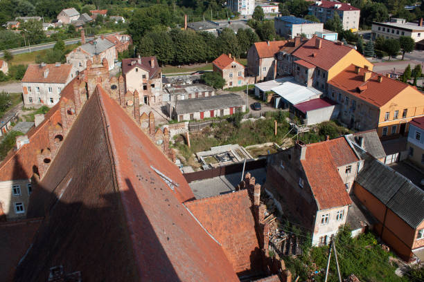 aeral widok na stare odrapane zabytkowe budynki w centrum pravdinsk, obwód kaliningradski, rosja. pravdinsk (niemiecka nazwa miasta jest friedland) została założona w 1312 roku. znajduje się 53 km. od kaliningradu. - pravdinsk zdjęcia i obrazy z banku zdjęć