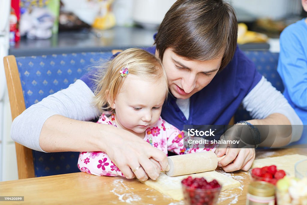 Chica niño y su padre cocinar pie - Foto de stock de Adulto libre de derechos