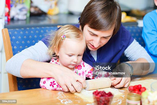 Chica Niño Y Su Padre Cocinar Pie Foto de stock y más banco de imágenes de Adulto - Adulto, Adulto joven, Ayuda