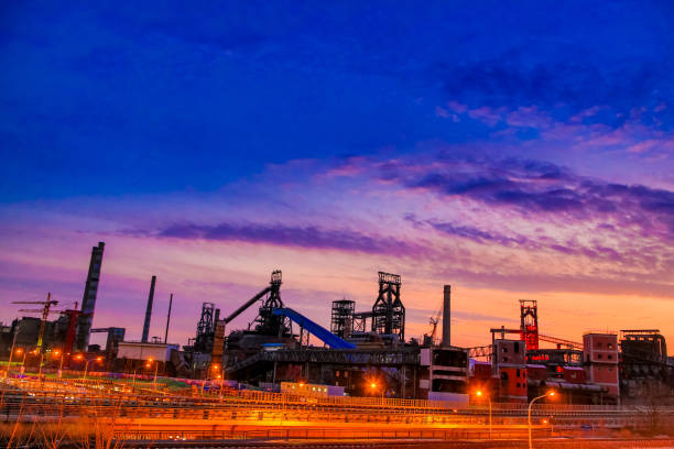 Photograph the horizon of the city's old industrial area