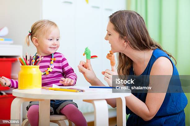 Mutter Und Tochter Spielen Mit Spielzeugfinger Stockfoto und mehr Bilder von Kindermädchen - Kindermädchen, Kind, Spielerisch