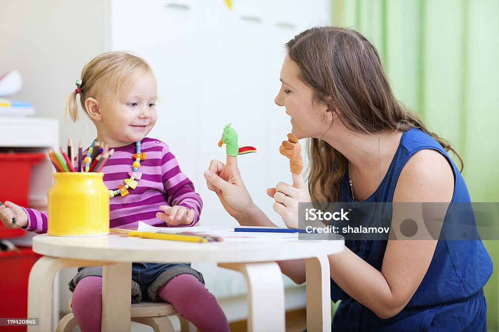 구슬눈꼬리 및 딸이다 게임하기 손가락으로 장난감 - 로열티 프리 보모 스톡 사진