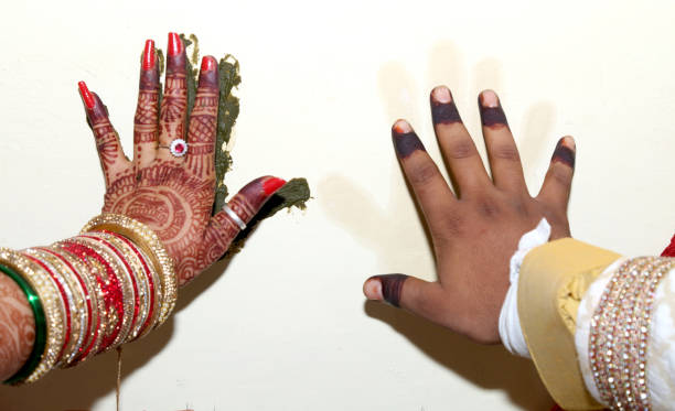indian bride & groom ręcznie drukować na ceremonię rytuału tkaniny - mehandi india fashion women zdjęcia i obrazy z banku zdjęć