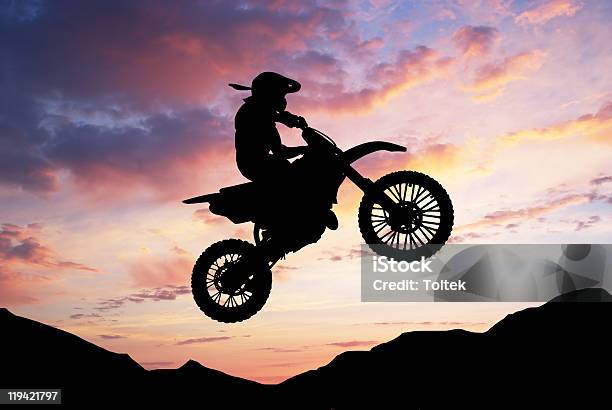 Silhouette Von Motorbiker Stockfoto und mehr Bilder von Motocross - Motocross, Muster, Hochspringen