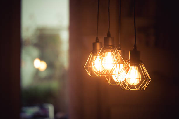집, 레스토랑 또는 카페에서 번개 램프 : 매달려, 오렌지 전구의 닫습니다 - light bulb electricity inspiration orange 뉴스 사진 이미지
