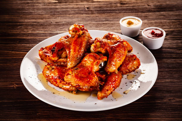 barbacoa alitas de pollo y verduras en la mesa de madera - barbecue chicken fotografías e imágenes de stock