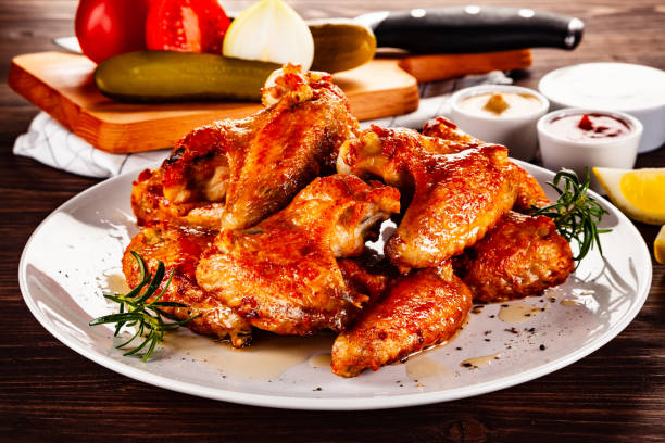 나무 테이블에 바베큐 닭 날개와 야채 - wing spicy chicken wings sauces chicken 뉴스 사진 이미지