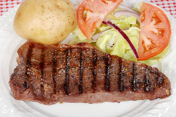 상단 보기 바비큐 스트립형 등심 스테이크 - sirloin steak baked potato beef gourmet 뉴스 사진 이미지