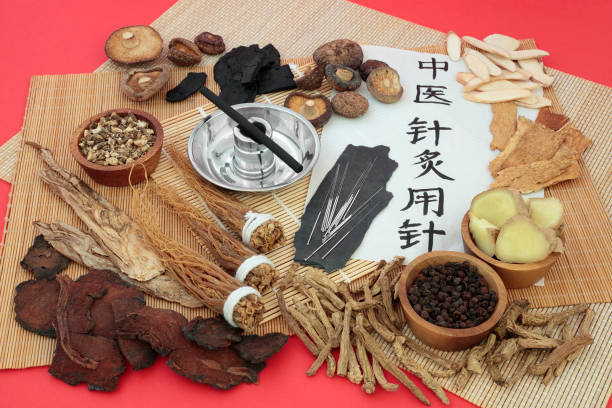 médecine alternative chinoise traditionnelle - acupuncture chinese medicine medicine chinese script photos et images de collection