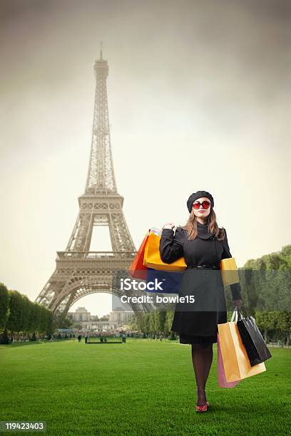 Photo libre de droit de Shopping À Paris banque d'images et plus d'images libres de droit de Faire les courses - Faire les courses, Tour Eiffel, Femmes