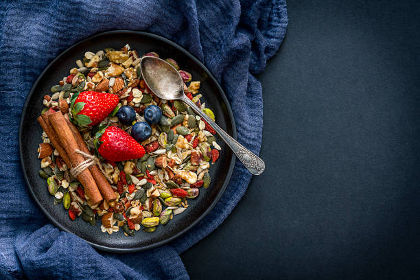 alimentación saludable: frutos secos mezclados, semillas y frutas. vista superior. - sesame seed spoon variation fotografías e imágenes de stock