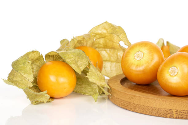 physalis orange frais isolé sur le blanc - cape gooseberries photos et images de collection