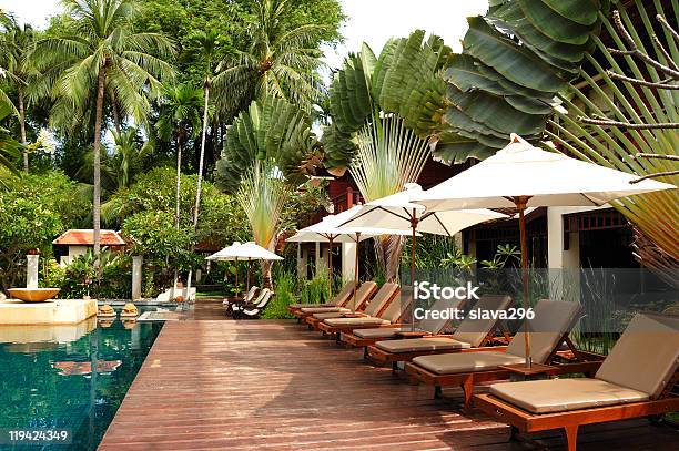 Piscina Presso La Villa Di Lusso Moderno Isola Di Samui Tailandia - Fotografie stock e altre immagini di Acqua