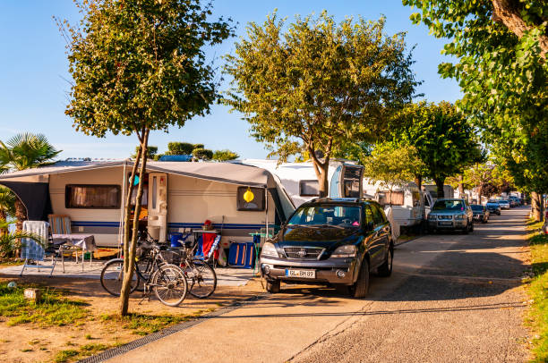 aconchegante dentro do projeto da paisagem do acampamento la ca situado na costa do sul do lago garda. área para barracas, campistas, bangalôs, casas - trailer park - fotografias e filmes do acervo