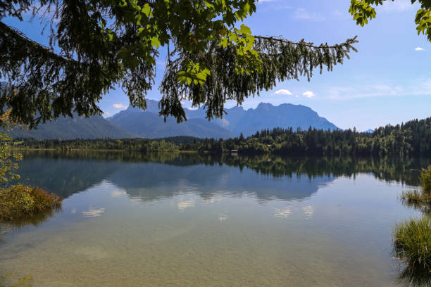 bella giornata sulla riva di barmsee in germania - wetterstein mountains summer hut european alps foto e immagini stock