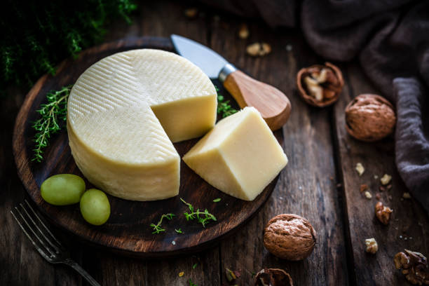 ziegenkäse auf rustikalem holztisch - weichkäse stock-fotos und bilder