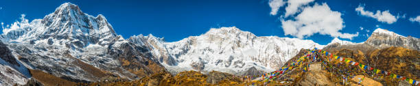 annapurna 8091m campo base preghiera bandiere himalaya montagne panorama nepal - himalayas mountain climbing nepal climbing foto e immagini stock