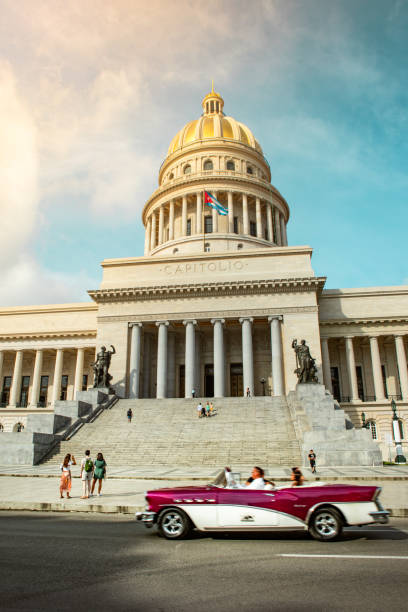 taxi de voiture classique dans l'avant du capitole à la habana vieja, cuba, caribe - taxi retro revival havana car photos et images de collection