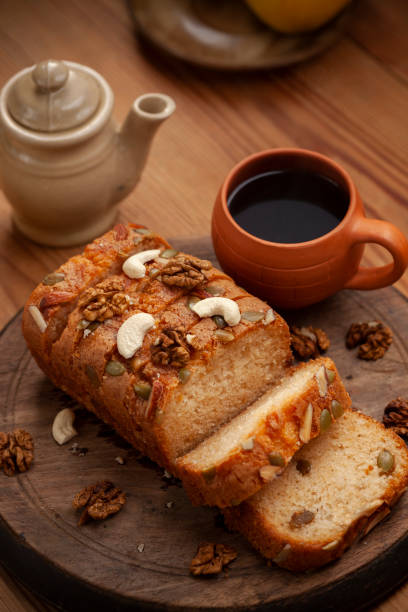 plan rapproché du gâteau doux de pain tranché avec le thé. - walnut bread photos et images de collection