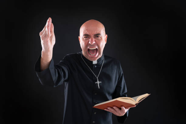 prêtre criant dans la main de fixation de la bible de sermon en colère - god anger displeased praying photos et images de collection
