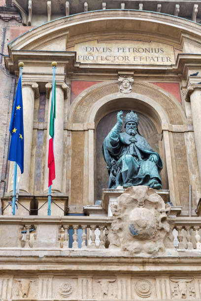 palais d'accursio avec la statue du pape grégoire à bologne, italie. - bologna italy medieval palace photos et images de collection