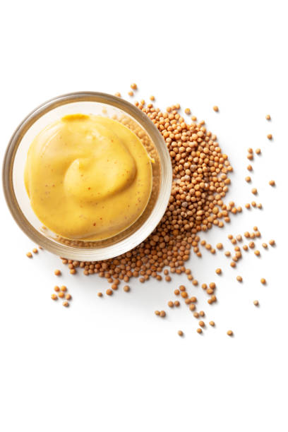 condimento: semillas de mostaza y mostaza aisladas sobre fondo blanco - mustard bowl isolated condiment fotografías e imágenes de stock