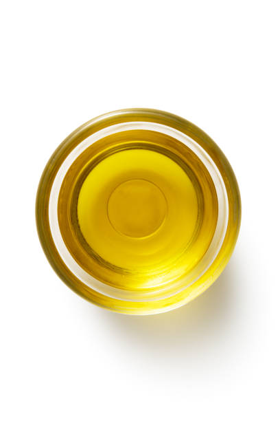 condimento: aceite de oliva aislado sobre fondo blanco - aceite de oliva fotografías e imágenes de stock