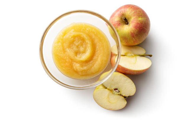 Fruta: Salsa de manzana aislada sobre fondo blanco - foto de stock