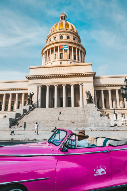 라 하바나 비에하, 쿠바, 카리베의 국회 의사당 앞에서 클래식 자동차 택시 - cuba usa vintage car car 뉴스 사진 이미지