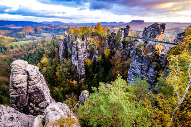 vista a las famosas colinas de bastei - basteifelsen fotografías e imágenes de stock