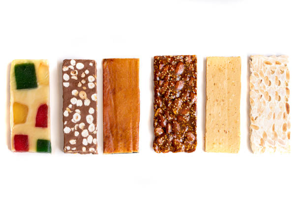 diferente turrón o turrón español, almendra dura, almendra blanda, chocolate, guirlache de yema de huevo quemado, turrón de fruta glace. fondo dulce navideño español. - torrone fotografías e imágenes de stock