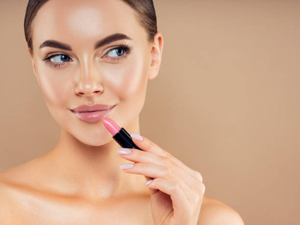 beautiful girl applying make-up - make up cosmetics beauty lipstick imagens e fotografias de stock
