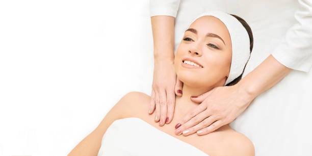 masaje de salón facial. terapia profesional de mujer. las manos en el cuello. procedimiento cosmético saludable. tratamiento de spa de lujo - head massage massaging facial massage beautician fotografías e imágenes de stock