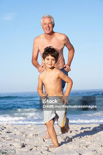 Nonno Padre E Nipote Che Corre Lungo La Spiaggia - Fotografie stock e altre immagini di Correre - Correre, Nonno, Nonni