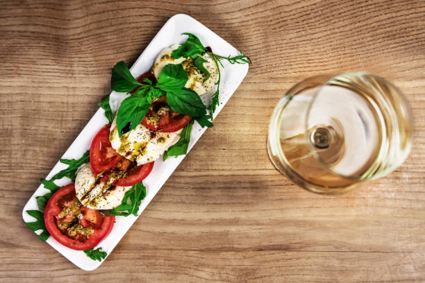 mussarela de tomate e folhas de manjericão com vinho - mozzarella salad caprese salad olive oil - fotografias e filmes do acervo