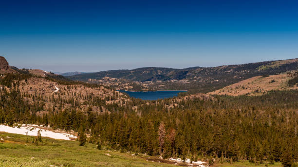 istock Trail do Winnemucca lake 1194282419