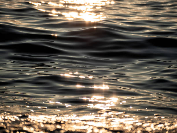 superficie increspata d'acqua con sole - ocean scenic flash foto e immagini stock