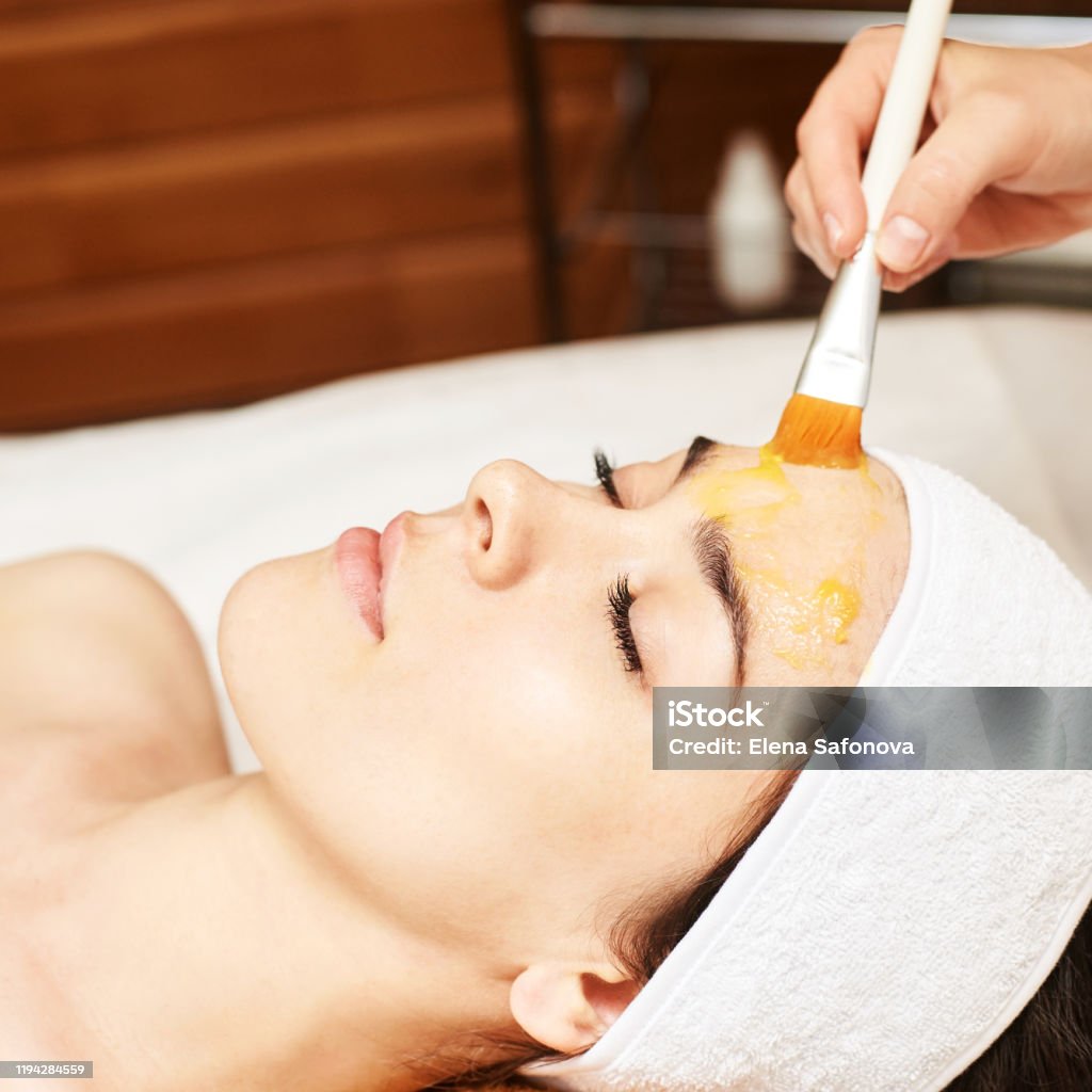 chemische Gesichts- und Körperpeeling. Kosmetologische Akne-Behandlung. Junges Mädchen im Medical Spa Salon - Lizenzfrei Chemisches Peeling Stock-Foto