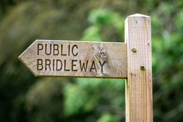 poste de la señal de madera de la brida pública - bridle path fotografías e imágenes de stock