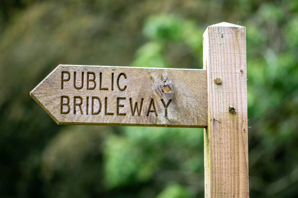 borne de madeira público do sinal do bridleway - bridle path - fotografias e filmes do acervo