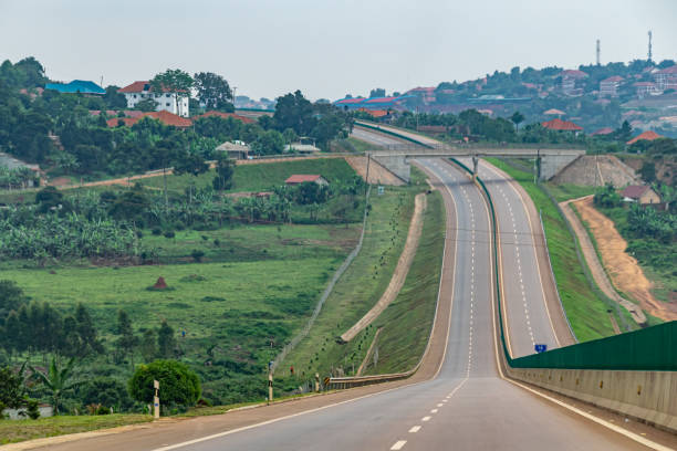 novo desvio rodoviário entre entebbe e kampala, uganda novembro 2019 - concrete curve highway symbol - fotografias e filmes do acervo