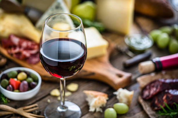 전채: 소박한 나무 테이블에 레드 와인잔, 치즈, 스페인 초리조 - wine cheese glass gourmet 뉴스 사진 이미지